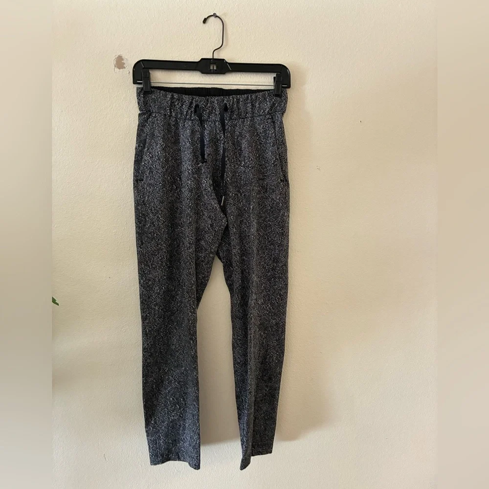 Lululemon Women’s On The Fly joggers black and white feathered jacquard Size 2
